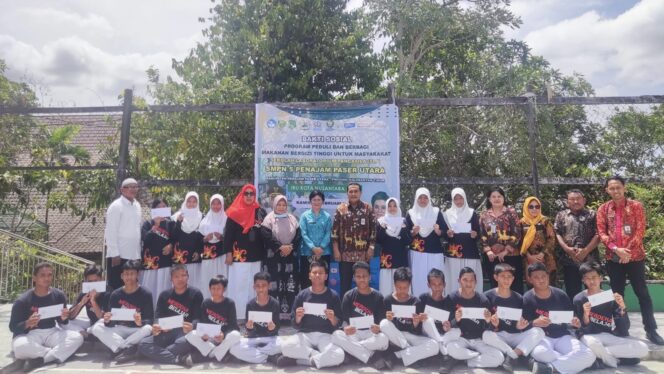 
					Foto: Sekolah Menengah Pertama (SMP) Negeri 5 Penajam Paser Utara (PPU) menjadi salah satu sekolah yang menjalankan pilot project Sekolah Laboratorium Pancasila (SLP) melalui program Bakti Sosial. (DOK. Istimewa)
