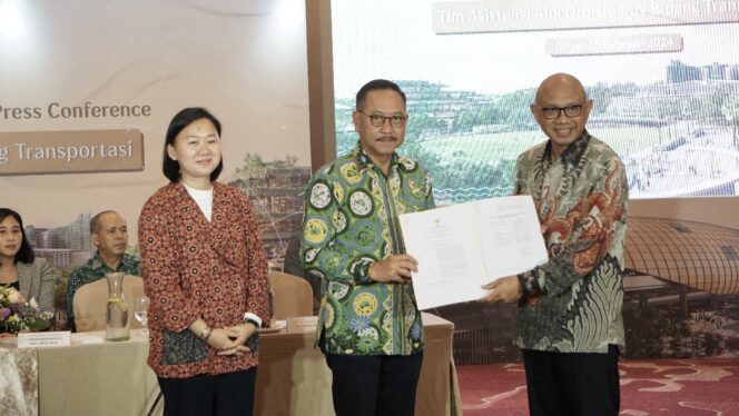 
					Foto: Serah Terima Surat Keputusan kepada Tim Asistensi Ahli OIKN Bidang Transportasi yang diselenggarakan di Jakarta pada Jumat (16/2/2024). (DOK. Istimewa)