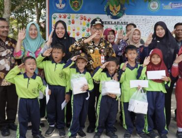 Foto: Pj. Bupati Makmur Marbun, disela-sela kegiatan bakti sosial program Sekolah Laboratorium Pancasila (SLP) SDN 013, Penajam. (DOK. Istimewa)