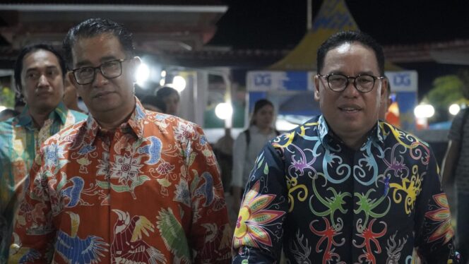 
					Foto: Penjabat (Pj) Bupati Penajam Paser Utara (PPU) Makmur Marbun sambut Pj. Gubernur Kalimantan Timur (Kaltim) Akmal Malik dalam acara Rapat Kerja (raker) Destinasi dan Industri Pariwisata Se-Kaltim  bertempat di Alun-Alun Kantor Bupati PPU. (DOK. Istimewa) 