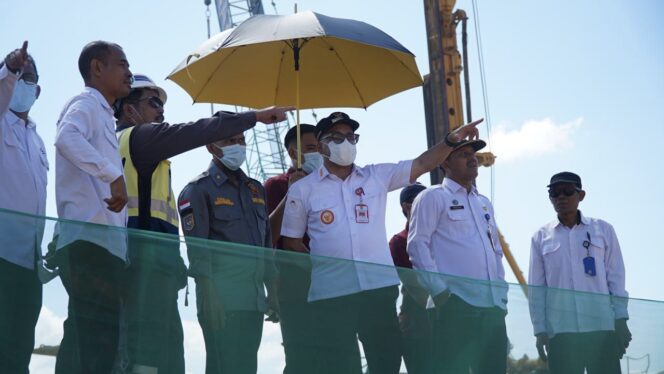 
					Foto: Penjabat (Pj) Bupati Penajam Paser Utara (PPU), Makmur Marbun Tinjau Bandara VVIP di Kecamatan Penajam. (DOK. Istimewa)