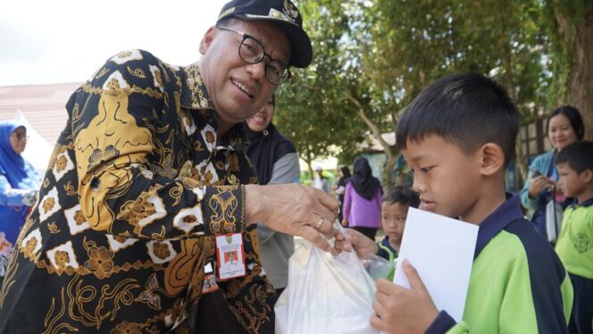 
					Foto: Kebersamaan Pj. Bupati PPU Makmur Marbun bersama salah satu murid SD di PPU. (DOK. Istimewa)