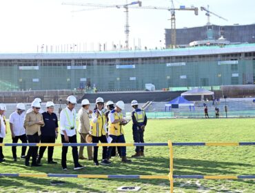 Foto: Presiden RI Joko Widodo didampingi Kepala Otorita IKN dan sejumlah menteri meninjau lapangan yang rencananya akan digunakan untuk upacara HUT RI ke-79. (DOK. Istimewa)