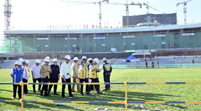 Foto: Presiden RI Joko Widodo didampingi Kepala Otorita IKN dan sejumlah menteri meninjau lapangan yang rencananya akan digunakan untuk upacara HUT RI ke-79. (DOK. Istimewa)