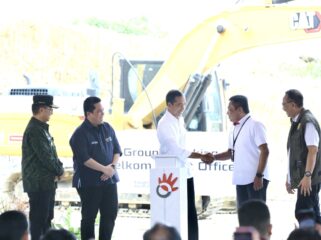 Foto: Presiden RI Joko Widodo didampingi Kepala Otorita IKN bersama PT. Telkom Indonesia lakukan peletakan batu pertama atau groundbreaking pembangunan Telkom Smart Office di Kecamatan Sepaku, Kabupaten PPUpada Jumat (1/3/2024). (DOK. Istimewa)