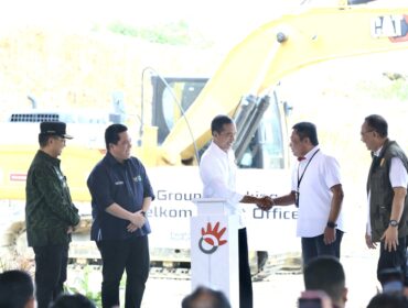 Foto: Presiden RI Joko Widodo didampingi Kepala Otorita IKN bersama PT. Telkom Indonesia lakukan peletakan batu pertama atau groundbreaking pembangunan Telkom Smart Office di Kecamatan Sepaku, Kabupaten PPUpada Jumat (1/3/2024). (DOK. Istimewa)