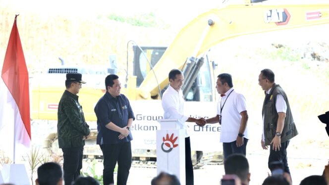 
					Foto: Presiden RI Joko Widodo didampingi Kepala Otorita IKN bersama PT. Telkom Indonesia lakukan peletakan batu pertama atau groundbreaking pembangunan Telkom Smart Office di Kecamatan Sepaku, Kabupaten PPUpada Jumat (1/3/2024). (DOK. Istimewa)