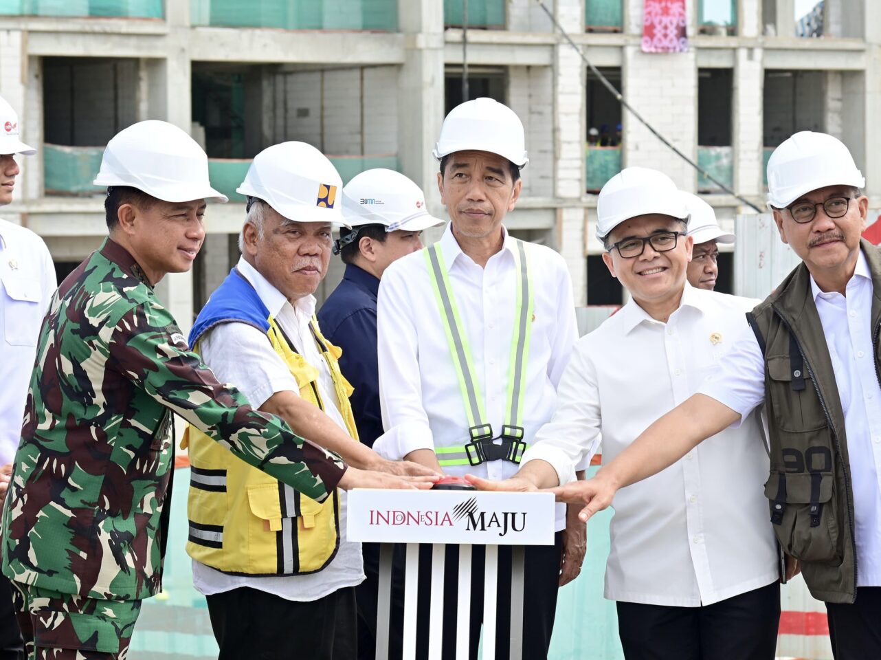 Pastikan Proyek Rampung Tepat Waktu, Presiden Jokowi Lakukan Topping Off Hunian ASN dan Hankam di IKN