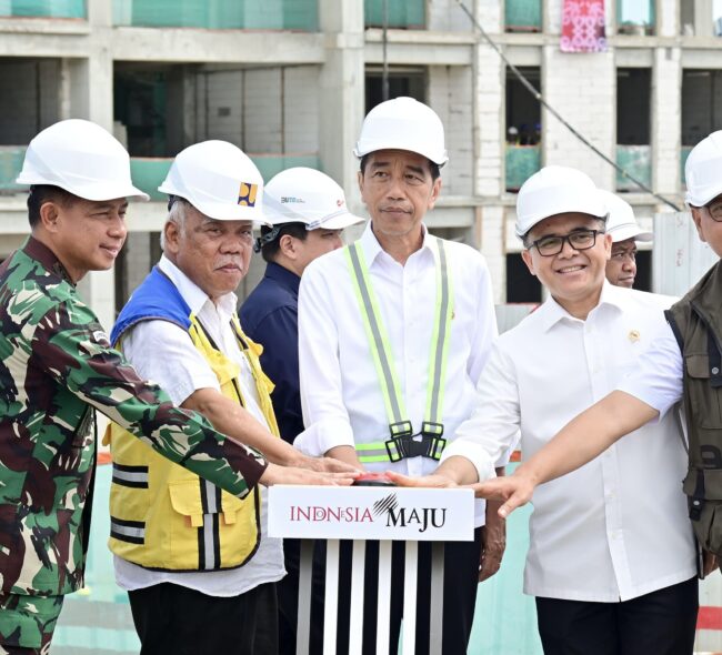 Pastikan Proyek Rampung Tepat Waktu, Presiden Jokowi Lakukan Topping Off Hunian ASN dan Hankam di IKN