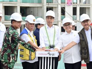 Foto: Presiden Joko Widodo (Jokowi) didampingi menteri dan sejumlah pejabat melakukan topping off hunian ASN dan hankam di Kawasan Ibu Kota Nusantara/ (DOK. Istimewa)