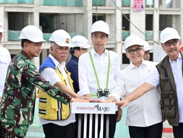 Foto: Presiden Joko Widodo (Jokowi) didampingi menteri dan sejumlah pejabat melakukan topping off hunian ASN dan hankam di Kawasan Ibu Kota Nusantara/ (DOK. Istimewa)