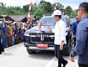 Foto: Presiden RI Joko Widodo saat menyapa masyarakat di Kabupaten PPU. (DOK. Istimewa)