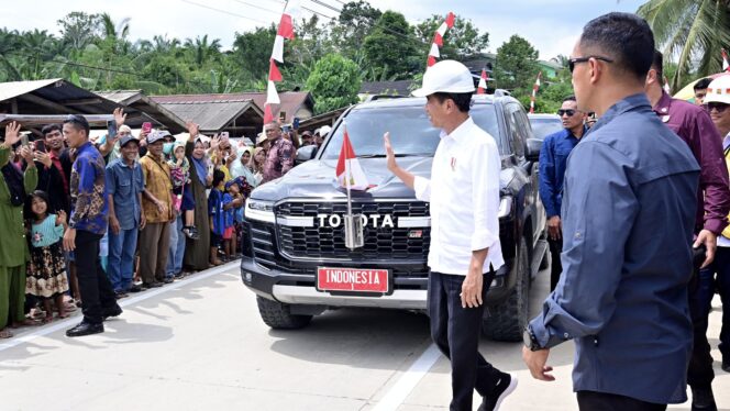 
					Foto: Presiden RI Joko Widodo saat menyapa masyarakat di Kabupaten PPU. (DOK. Istimewa)