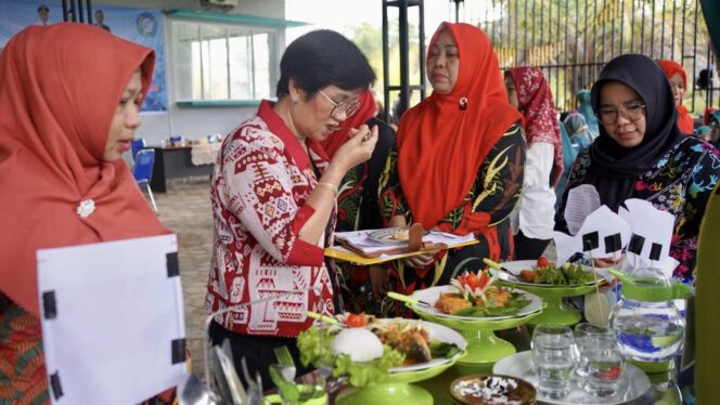 
					Foto: Ketua TP PKK Kabupaten Penajam Paser Utara (PPU), Linda Romauli Siregar membuka secara resmi lomba Masak Serba Ikan (LMSI) tingkat kabupaten PPU Tahun 2024 yang digelar di Kantor sekretariat PKK, kilometer 09, Napah-nipah. (DOK. Istimewa)