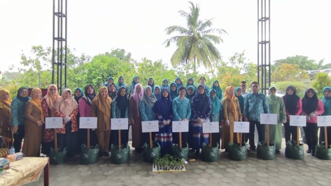 
					Foto: Ketua TP PKK, Kabupaten Penajam Paser Utara (PPU), Linda Romauli Siregar pimpin gerakan tanam cabai serentak secara nasional di kabupaten PPU  yang dipusatkan di Sekretariat PKK, kilometer 09 Nipah- nipah, kabupaten PPU, Senin, (4/3/2024). (DOK. Istimewa)