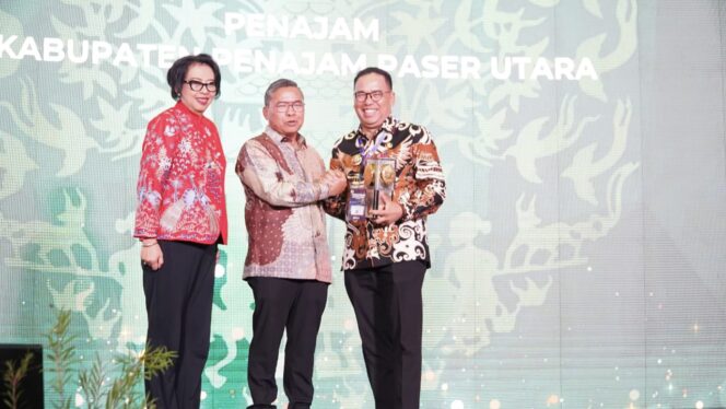 
					Foto: Kementrian Lingkungan Hidup dan Kehutanan memberikan penghargaan Adipura 2023 kepada Penjabat (Pj) Bupati PPU Makmur Marbun di Jakarta, Selasa (5/3/2024). (DOK. Istimewa)