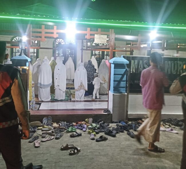 Beri Kenyamanan Warga, Personel Polres PPU Turun Tangan Amankan Jemaah Sholat Tarawih