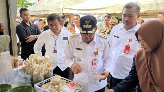 
					Foto: Pj. Bupati PPU Makmur Marbun saat menyapa masyarakat di kegiatan Operasi Pasar di Kelurahan Waru. (DOK. Istimewa)