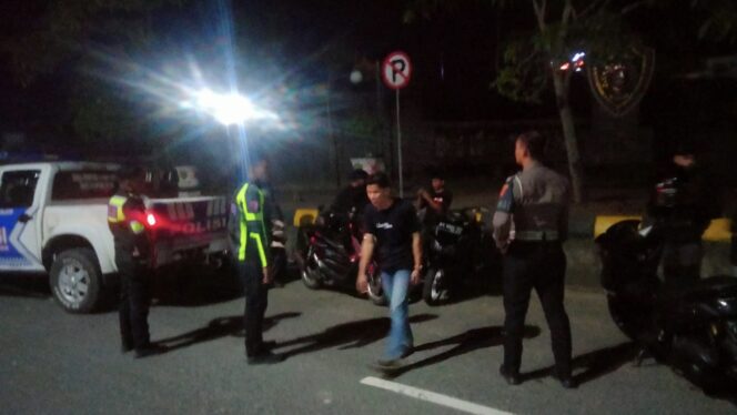 
					Foto: Polres Penajam Paser Utara (PPU) gencar melakukan patroli dialogis pada malam hari guna mengantisipasi praktik balap liar. (DOK. Istimewa)