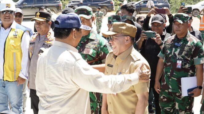 
					Foto: Pj. Bupati PPU, Makmur Marbun bersama Menhan RI Prabowo di Ibu Kota Nusantara (IKN). (DOK. Istimewa)