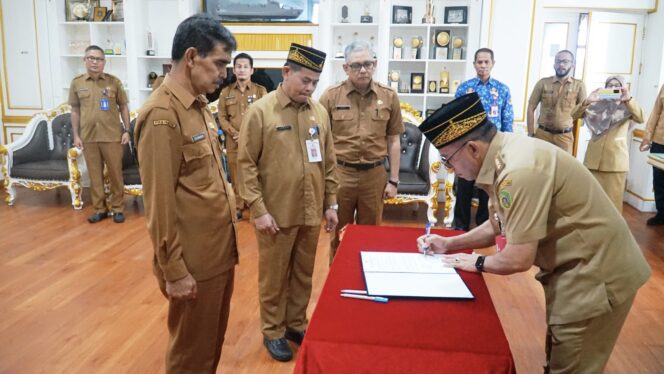 
					Foto: Penjabat (Pj) Bupati Penajam Paser Utara (PPU) Makmur Marbun melantik Saidin sebagai Kepala Dinas Sosial (Kadinsos) kabupaten PPU yang baru, Senin, (18/3/2024) (DOK. Istimewa)