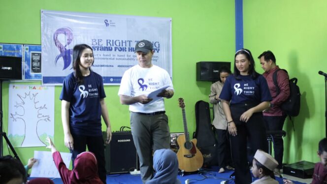 
					Foto: Komunitas Be Bright Thing Penajam Paser Utara Berbagi di Panti Asuhan Al-Ikhlas. (DOK. Istimewa)
