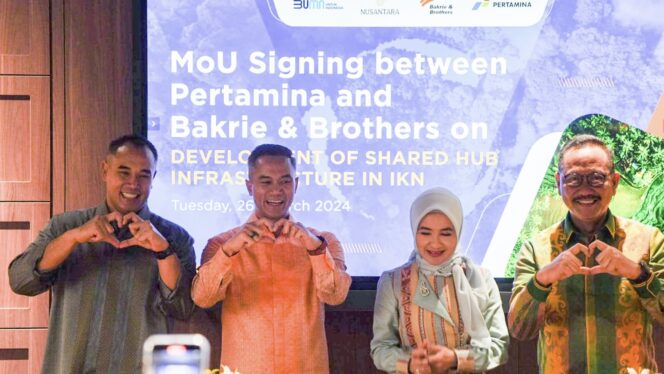 
					Foto: Kepala Otorita Ibu Kota Nusantara (OIKN) Bambang Susantono hadir dan menjadi saksi dalam penandatanganan Memorandum of Understanding (MoU) antara PT Pertamina (Persero) dan PT Bakrie & Brothers Tbk yang dilakukan oleh Direktur Utama PT Pertamina (Persero), Nicke Widyawati dan CEO Bakrie and Brothers, Anindya Bakrie. (DOK. Istimewa)