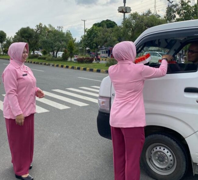 Polres PPU dan Bhayangkari Bagikan Ta’jil Ramadhan Kepada Warga Penajam