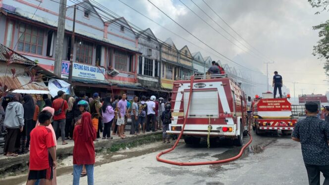 
					Foto: Situasi Pemadaman kebakaran di Ruko Pasar Patung. (DOK. CahayaBorneo.com) 