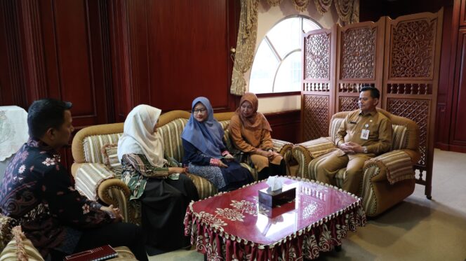 
					Foto: Sekretaris Daerah (Sekda) Penajam Paser Utara (PPU) Tohar menerima audiensi Pimpinan Pusat (PP) Nasyiatul 'Aisyiyah (NA). (DOK. Istimewa)