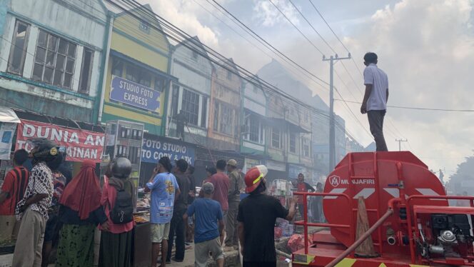 
					Foto: Situasi Pemadaman kebakaran di Ruko Pasar Patung. (DOK. CahayaBorneo.com) 