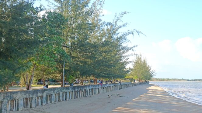 
					Foto: Suasana di Pantai Sipakario, Kelurahan Nipah-Nipah, Kecamatan Penajam, Kabupaten Penajam Paser Utara (PPU). (DOK. CahayaBorneo/Dinda)