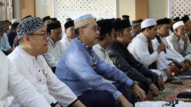
					Foto: Kepala Otorita Ibu Kota Nusantara (IKN), Bambang Susantono didampingi istri, Lusie Indrawati beserta keluarga dan jajaran Otorita IKN melaksanakan ibadah salat Idulfitri 1 Syawal 1445 Hijriah berjamaah. (DOK. Istimewa)