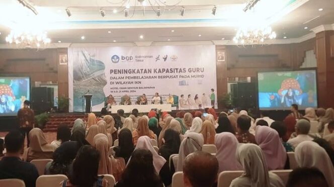 
					Foto: kegiatan Peningkatan Kapasitas Guru dalam Pembelajaran Berpusat pada Murid di Wilayah IKN (PTM) 2 kerjasama Kedeputian Sosbudpemas Otorita IKN dengan Balai Guru Penggerak Provinsi Kalimantan Timur (Kaltim), Dirjen Guru dan Tenaga Kependidikan (GTK) Kementerian Pendidikan, Kebudayaan, Riset, dan Teknologi. (DOK. Istimewa)