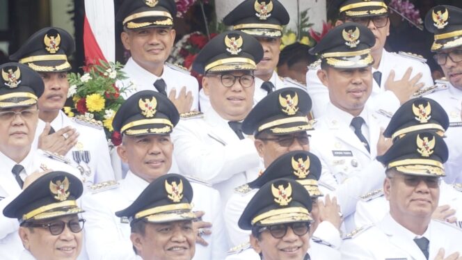 
					Foto: PENAJAM - Penjabat (Pj) Bupati Penajam Paser Utara (PPU) Makmur Marbun menghadiri Peringatan Hari Otonomi Daerah Ke-28 Tahun 2024 yang dilangsungkan di Lapangan Balai Kota Surabaya, Jumat (25/4/2024).(DOK. Humas Pemkab PPU)