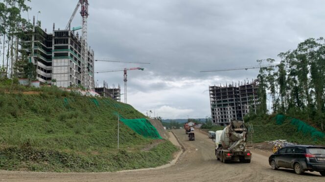 
					Foto: Foto: Kegiatan Proyek Infrastruktur Pembangunan Ibu Kota Nusantara (IKN) di Kecamatan Sepaku. (DOK. CahayaBorneo.com)
