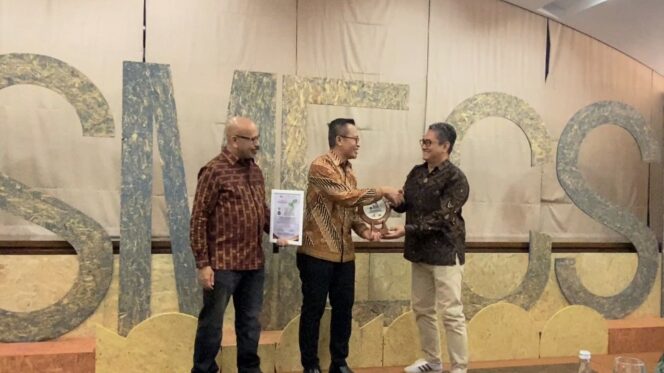
					Foto: penghargaan internasional The Small-Medium Enterprise Corporate Social Responsibility Award (The SME CSR Awards/ UKM TJSL) Asia 2024. (DOK. Istimewa)