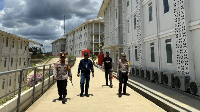 
					Foto: Kapolres Penajam Paser Utara (PPU) AKBP Supriyanto bersama Kasat Intelkam, Kasat Lantas, dan Kapolsek Sepaku melaksanakan kegiatan pengecekan keamanan di IKN. (DOK. Istimewa)