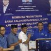 Foto: Hamdam kembalikan formulir pendaftaran Pilkada 2024 di DPC Partai Demokrat. (DOK. CahayaBorneo.com)