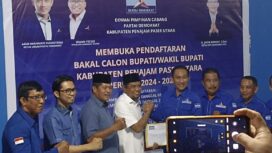 Foto: Hamdam kembalikan formulir pendaftaran Pilkada 2024 di DPC Partai Demokrat. (DOK. CahayaBorneo.com)