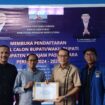Foto: Ketua DPC Partai Demokrat Balikpapan Denni Mappa (kiri) dan Ketua DPC Partai Demokrat PPU Jhon Kenedy saat penyerahan berkas di Sekretarian DPC Partai Demokrat PPU. (DOK. Cahayaborneo.com)