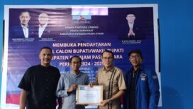 Foto: Ketua DPC Partai Demokrat Balikpapan Denni Mappa (kiri) dan Ketua DPC Partai Demokrat PPU Jhon Kenedy saat penyerahan berkas di Sekretarian DPC Partai Demokrat PPU. (DOK. Cahayaborneo.com)