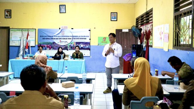 
					Foto: kegiatan _field study_ ke beberapa sekolah di Kecamatan Sepaku, Kabupaten Penajam Paser Utara. Lalu, Kecamatan Samboja dan Loa Kulu, Kabupaten Kutai Kartanegara (Kukar). (DOK. Istimewa)