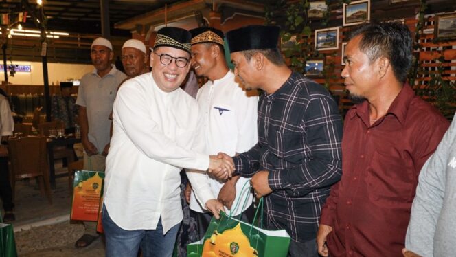 
					Foto: Pj. Bupati Makmur Marbun melaksanakan buka bersama dengan komunitas Drive Truck. (DOK.Istimewa)