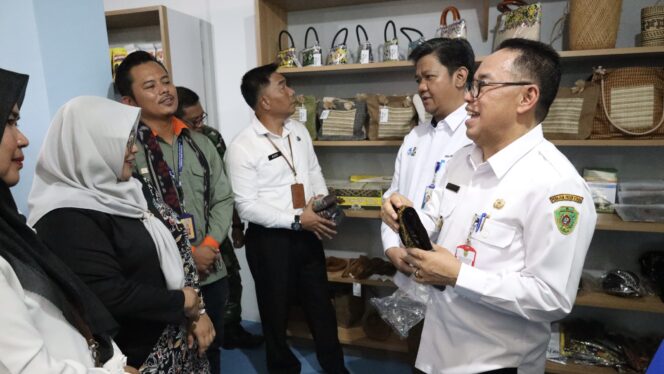 
					Foto: Penjabat (Pj) Bupati Penajam Paser Utara (PPU) meresmikan Kantor Unit Layanan dan Pusat UMKM Binaan Perumda Air Minum Danam Taka. (DOK. Istimewa)