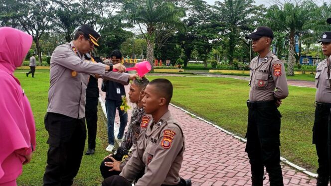
					Foto: UPACARA PEMBINAAN TRADISI BINTARA REMAJA POLRI TAHUN 2024 DI POLRES PPU. (DOK. CahayaBorneo.com)