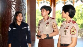 Foto: Sejumlah taruna Akademi Kepolisian (Akpol) melakukan kunjungan ke rumah adat Kuta Rakan Tatau yang terletak di Penajam Paser Utara. (DOK. Istimew)