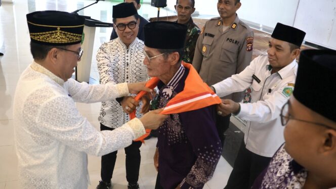 
					Foto: Penjabat (Pj) Bupati Penajam Paser Utara (PPU) Makmur Marbun melepas secara resmi 141 calon jamaah haji asal kabupaten PPU. (DOK. Istimewa)
