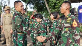 Foto: Mayjen TNI Tri Budi Utomo dalam rangka meninjau proyek Desalinasi air yang berada di Kelurahan Loa Ipuh Darat Kecamatan Tenggarong, Kabupaten Kukar, Sabtu (25/5/24). (DOK. Istimewa)