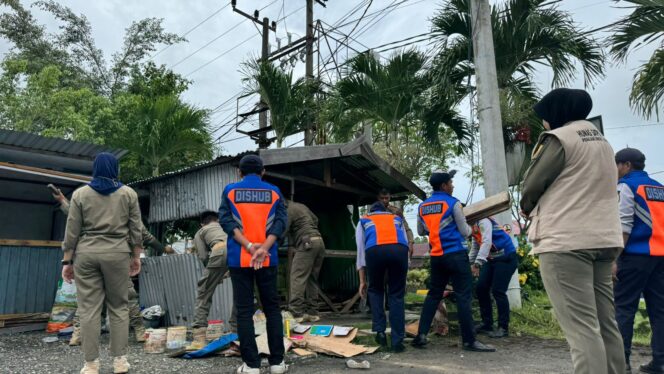 
					Foto: Dishub PPU dan Satapol-PP PPU Menertibkan bangunan liar di Terminal Penajam. (DOK. CahayaBorneo.com)